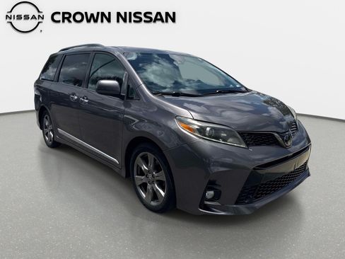 Used 2019 Toyota Sienna SE FWD image 12