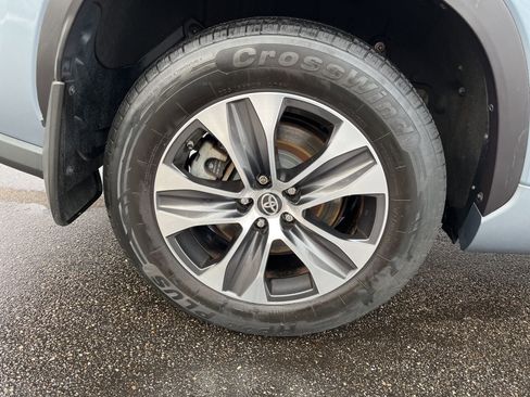 Used 2020 Toyota Highlander XLE image 9