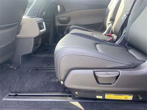 New 2026 Kia Carnival EX image 8