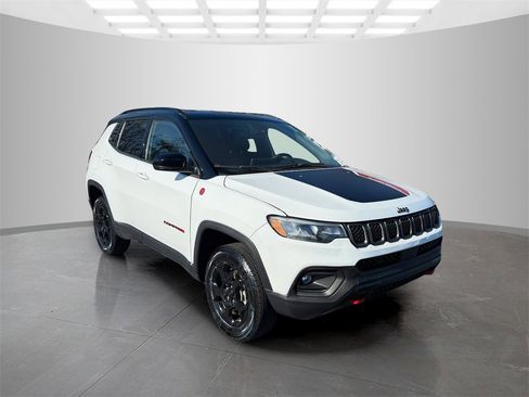 Used 2023 Jeep Compass Trailhawk image 5