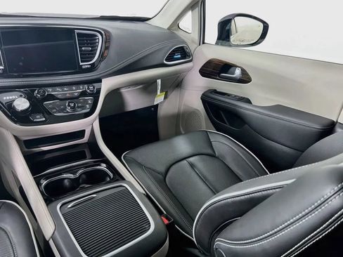 Used 2024 Chrysler Pacifica Limited FWD image 25