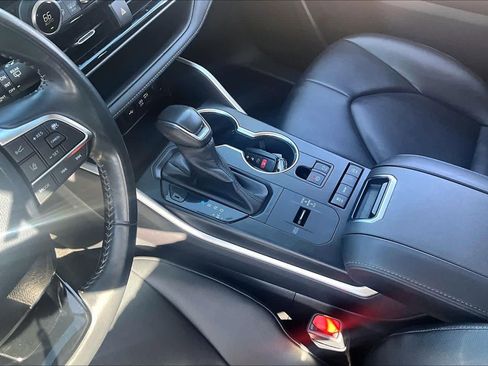 Used 2020 Toyota Highlander XLE image 17