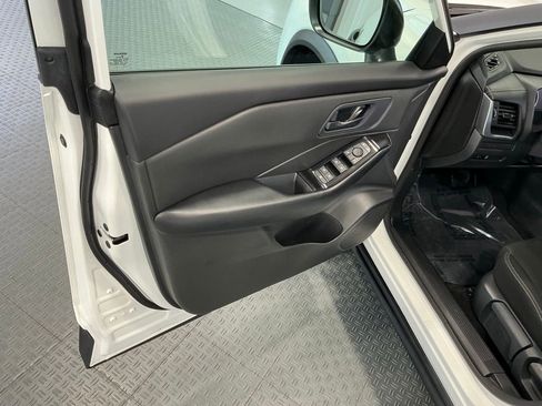 Used 2025 Nissan Rogue S FWD image 17