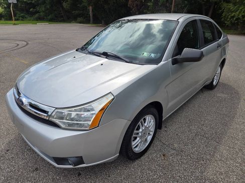 Used 2010 Ford Focus SE FWD image 3