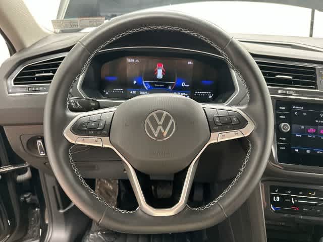 Used 2024 Volkswagen Tiguan SE w/ Panoramic Sunroof Package AWD/4WD image 8