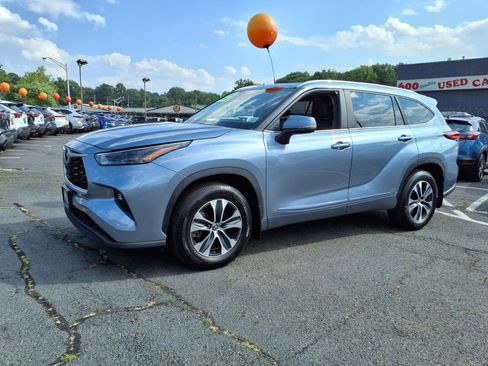 Certified 2023 Toyota Highlander XLE image 3