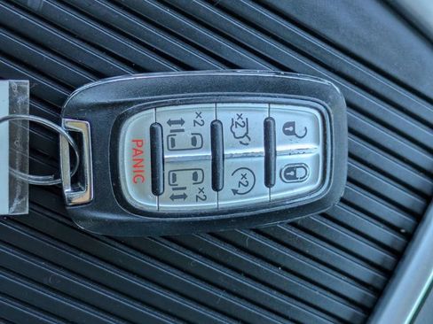 Used 2022 Chrysler Pacifica Touring-L FWD image 32