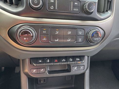 Used 2022 Chevrolet Colorado Z71 AWD/4WD image 35