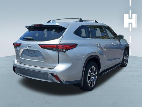 Used 2023 Toyota Highlander XLE FWD image 3