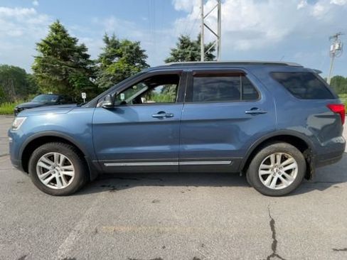 Used 2018 Ford Explorer XLT w/ Equipment Group 202A AWD/4WD image 6
