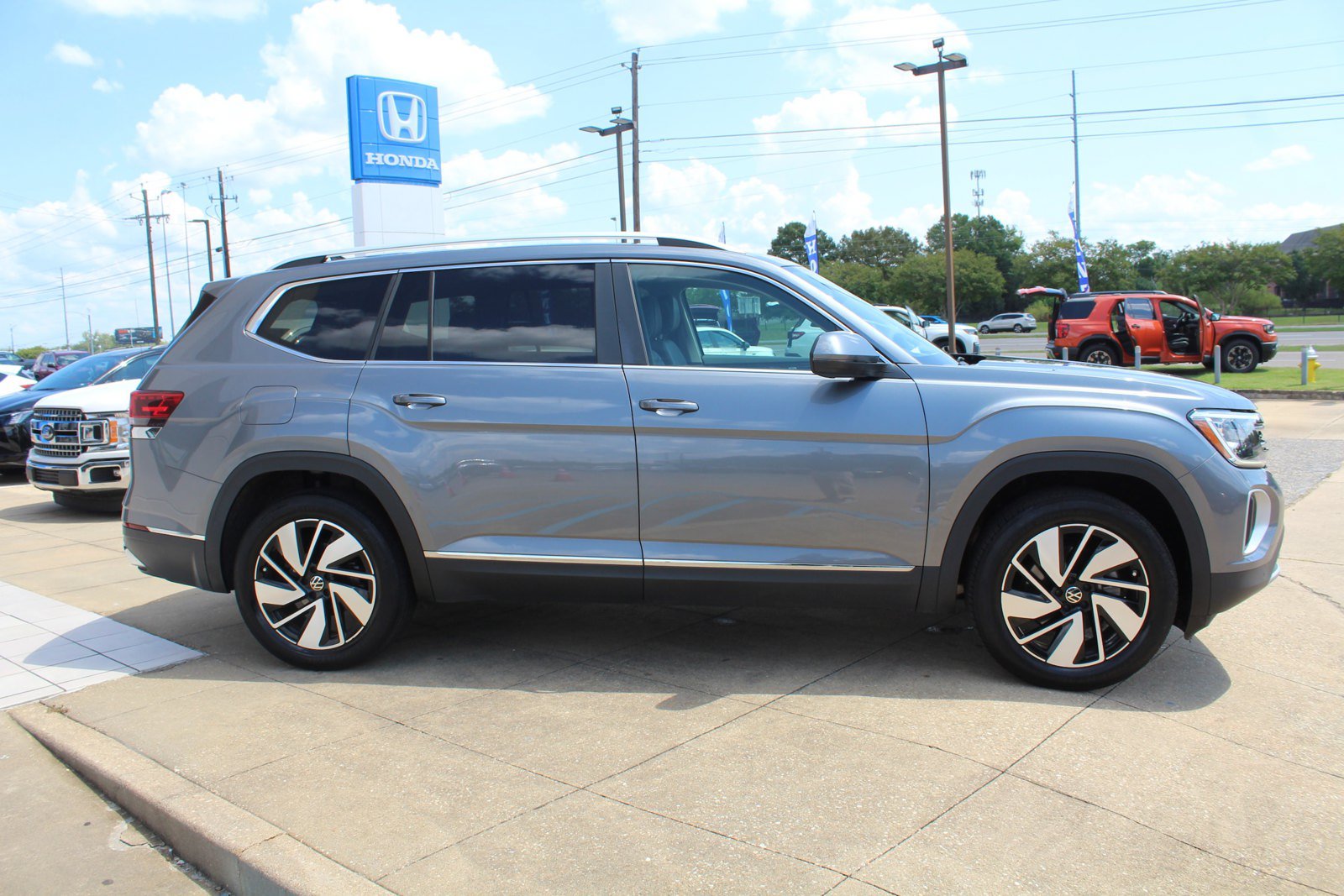 Used 2024 Volkswagen Atlas SEL AWD/4WD image 3