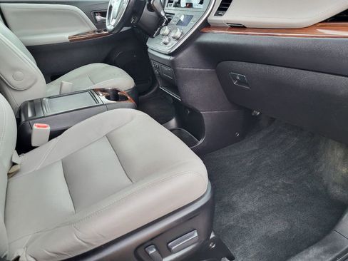 Used 2017 Toyota Sienna Limited image 19