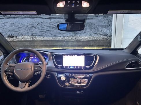 Used 2023 Chrysler Pacifica Touring-L w/ S Appearance Package image 10