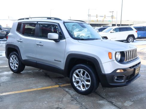 Used 2017 Jeep Renegade Latitude image 4