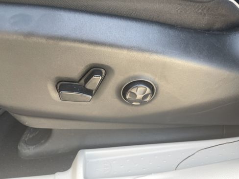 Used 2023 Chrysler Pacifica Limited FWD image 38