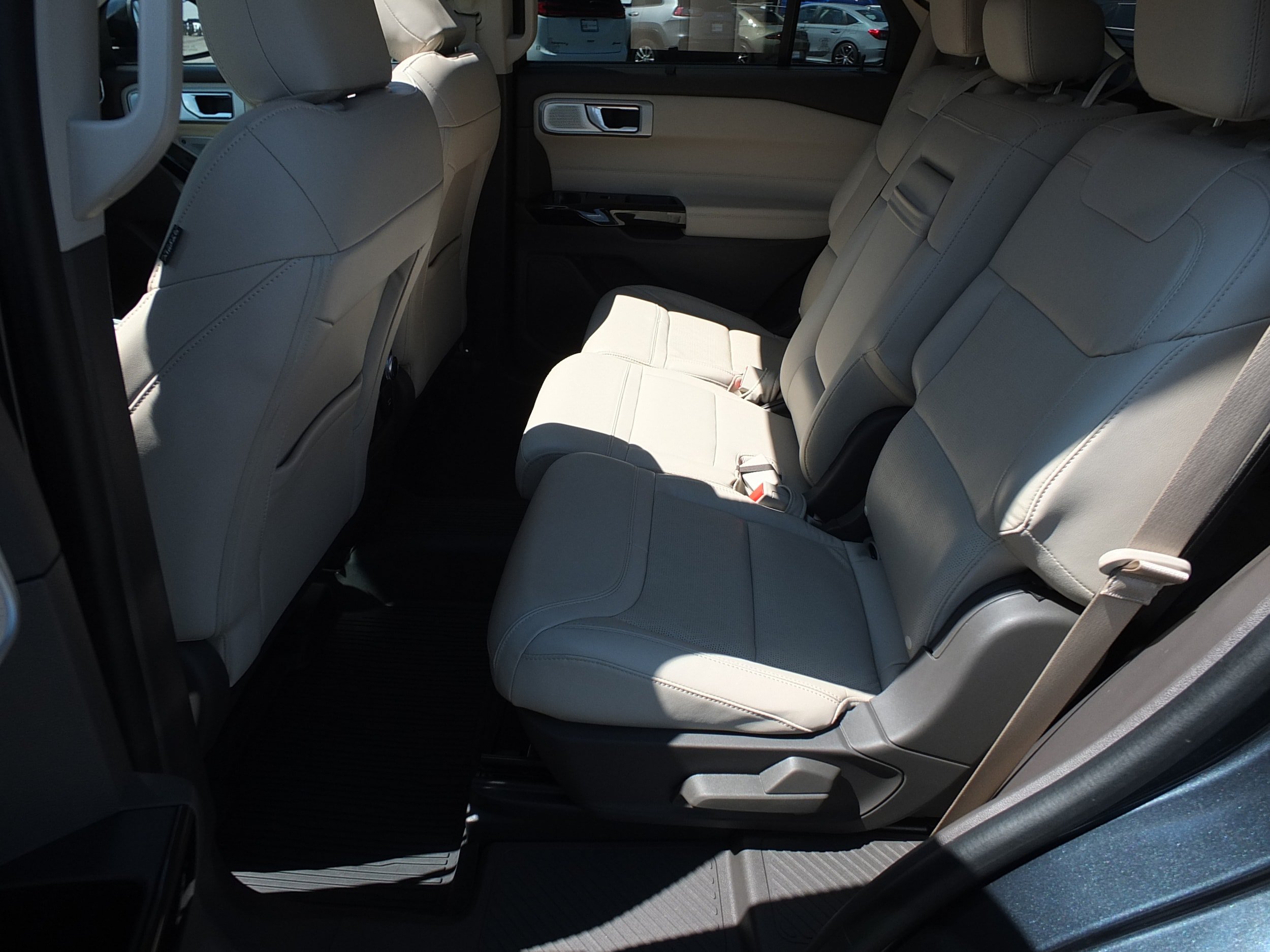 Used 2022 Ford Explorer Platinum w/ Technology Package AWD/4WD image 13