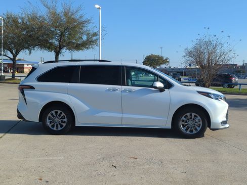 Used 2024 Toyota Sienna XLE image 2