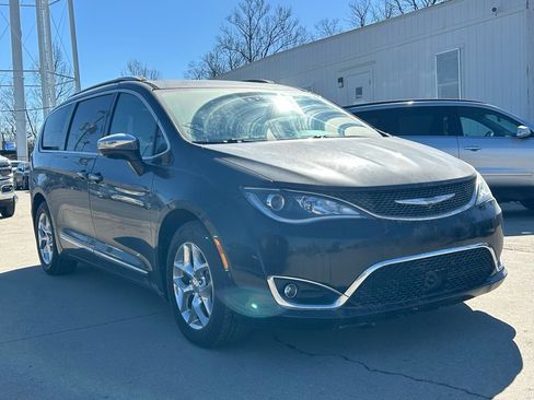 Used 2017 Chrysler Pacifica Limited w/ Advanced Safetytec Group image 5