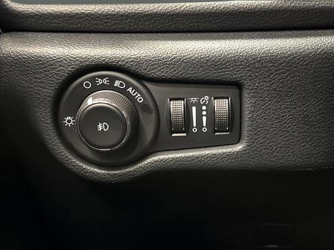 Used 2025 Chrysler Pacifica Limited FWD image 25