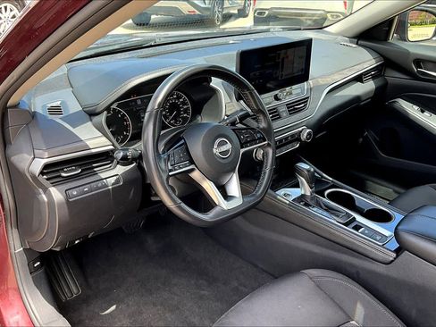 Used 2024 Nissan Altima 2.5 SV w/ SV Premium Package image 18