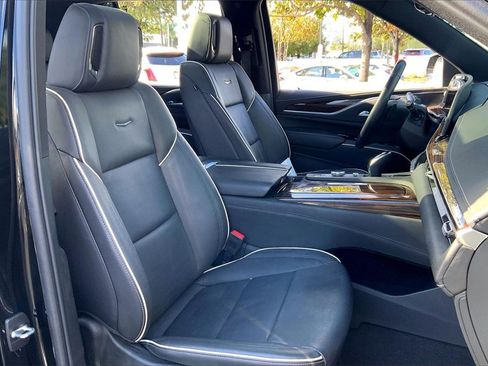 Certified 2024 Cadillac Escalade Premium Luxury image 9