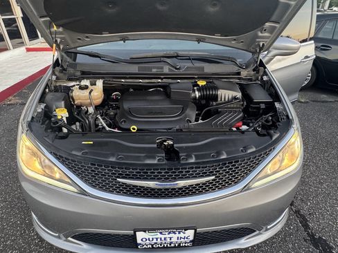 Used 2020 Chrysler Pacifica Touring-L image 21