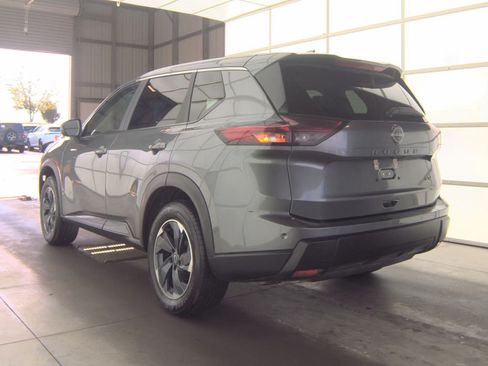 Used 2024 Nissan Rogue SV FWD image 3