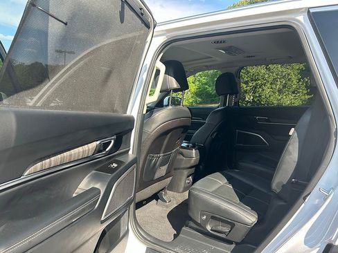 Used 2025 Kia Telluride EX w/ EX Captain's Chair Package FWD image 15