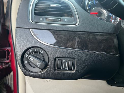 Used 2013 Chrysler Town & Country Touring image 12