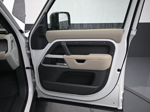 Used 2022 Land Rover Defender 110 SE AWD/4WD image 4