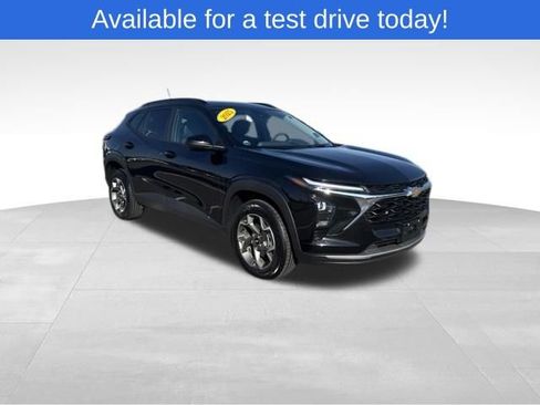 Used 2025 Chevrolet Trax LT w/ LT Convenience Package FWD image 3