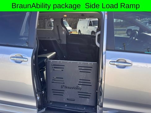 Used 2015 Toyota Sienna SE w/ SE Preferred Package FWD image 30