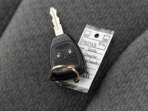 Used 2006 Chrysler Town & Country LX image 34