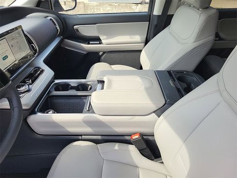 New 2025 Ford Expedition Active image 22