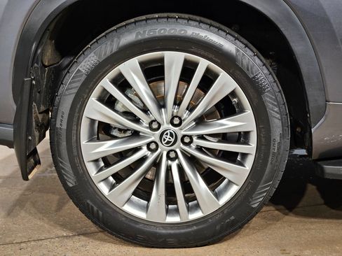 Used 2023 Toyota Highlander Platinum FWD image 17