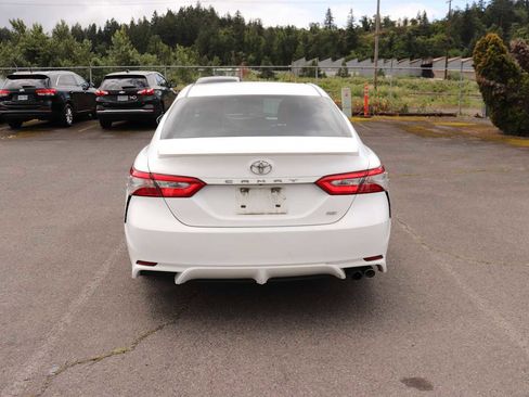 Used 2018 Toyota Camry SE w/ Moonroof Package FWD image 6