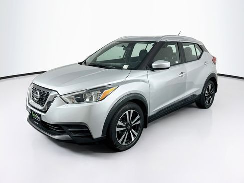 Used 2018 Nissan Kicks SV FWD image 3