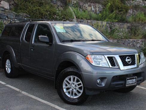 Used 2017 Nissan Frontier SV w/ SV Value Truck Package AWD/4WD image 4