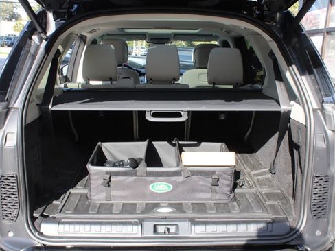 Certified 2025 Land Rover Discovery Dynamic SE image 43