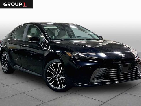 Used 2025 Toyota Camry XLE AWD/4WD image 3