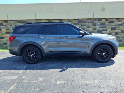 Used 2021 Ford Explorer XLT w/ Equipment Group 202A AWD/4WD image 12