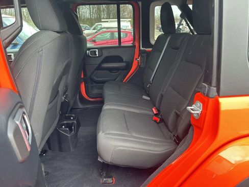 Used 2018 Jeep Wrangler Unlimited Sahara image 11