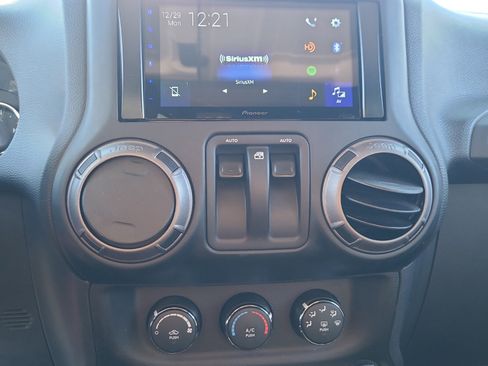 Used 2018 Jeep Wrangler Sport image 17