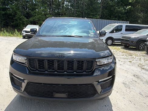 Used 2025 Jeep Grand Cherokee Limited w/ Black Appearance Package AWD/4WD image 3