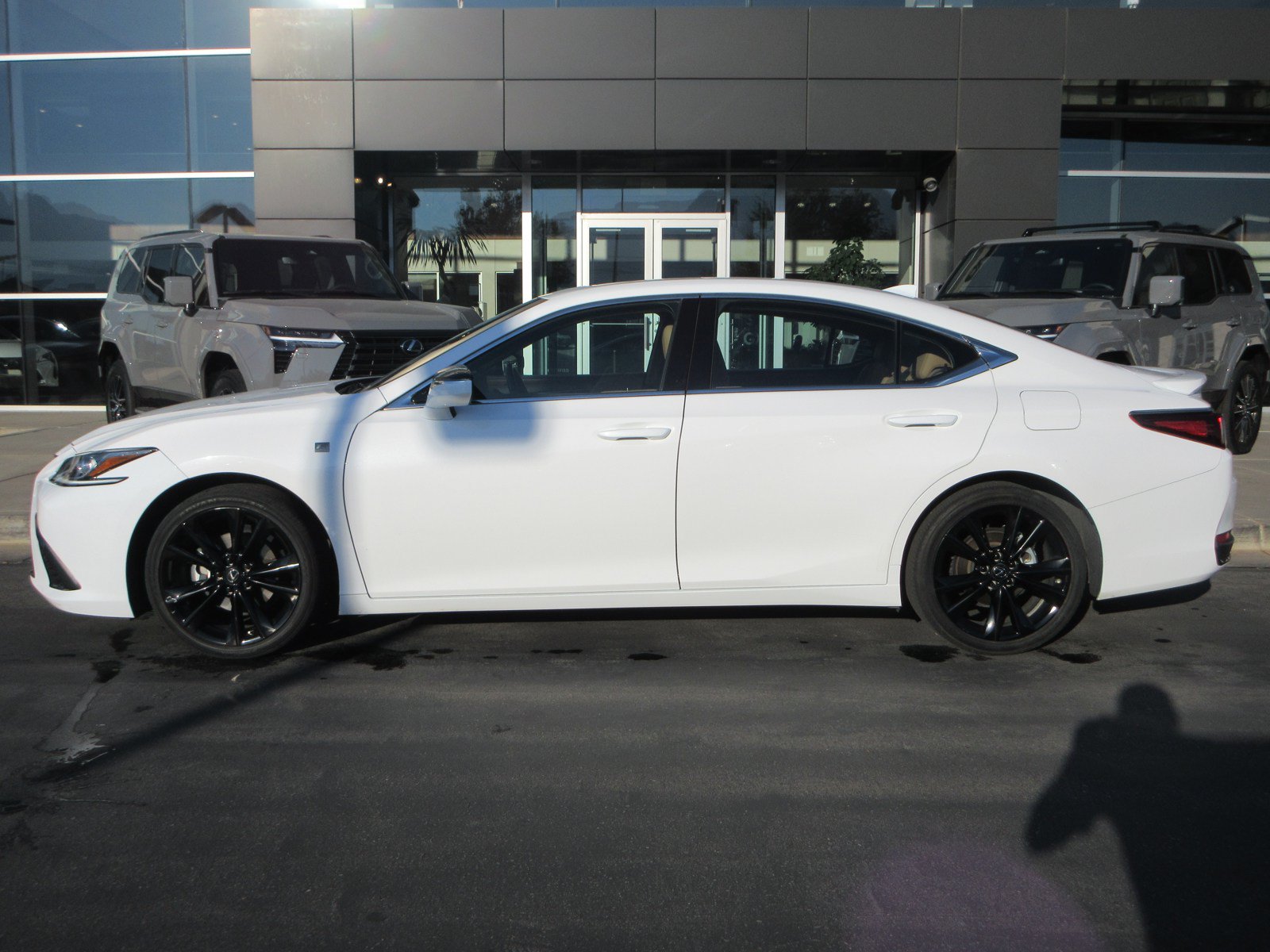 Used 2023 Lexus ES 300h w/ Accessory Package (Z2) FWD image 4