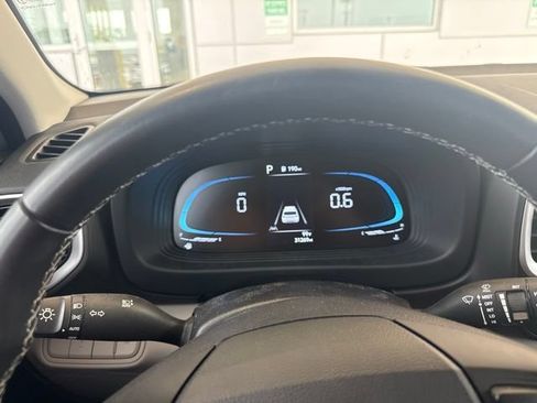 Used 2024 Hyundai Venue SEL FWD image 14