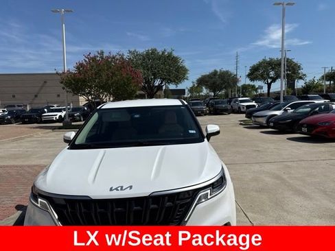 Used 2023 Kia Carnival LX FWD image 4