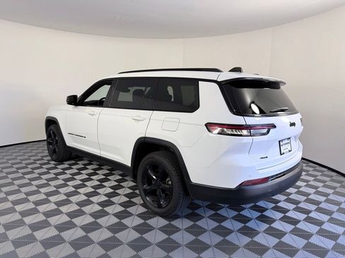 Used 2023 Jeep Grand Cherokee L Laredo image 5