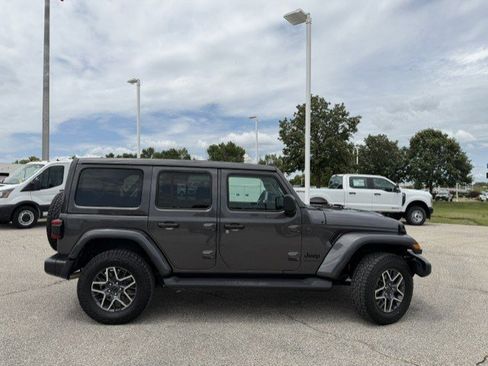 Used 2026 Jeep Wrangler Unlimited Sahara AWD/4WD image 10