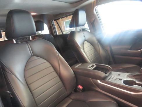 Used 2020 Toyota Highlander XLE FWD image 32